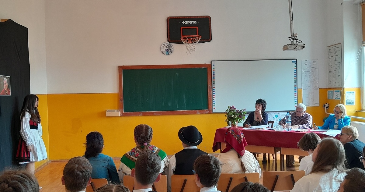 Hidat épít magyar és magyar között a Csíki Versünnep